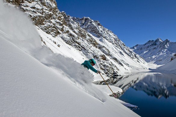 A esquiadora Mali Noyes em Portillo, praticando esqui no Chile