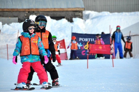 Aula de esqui para crianças, em Portillo, no Chile