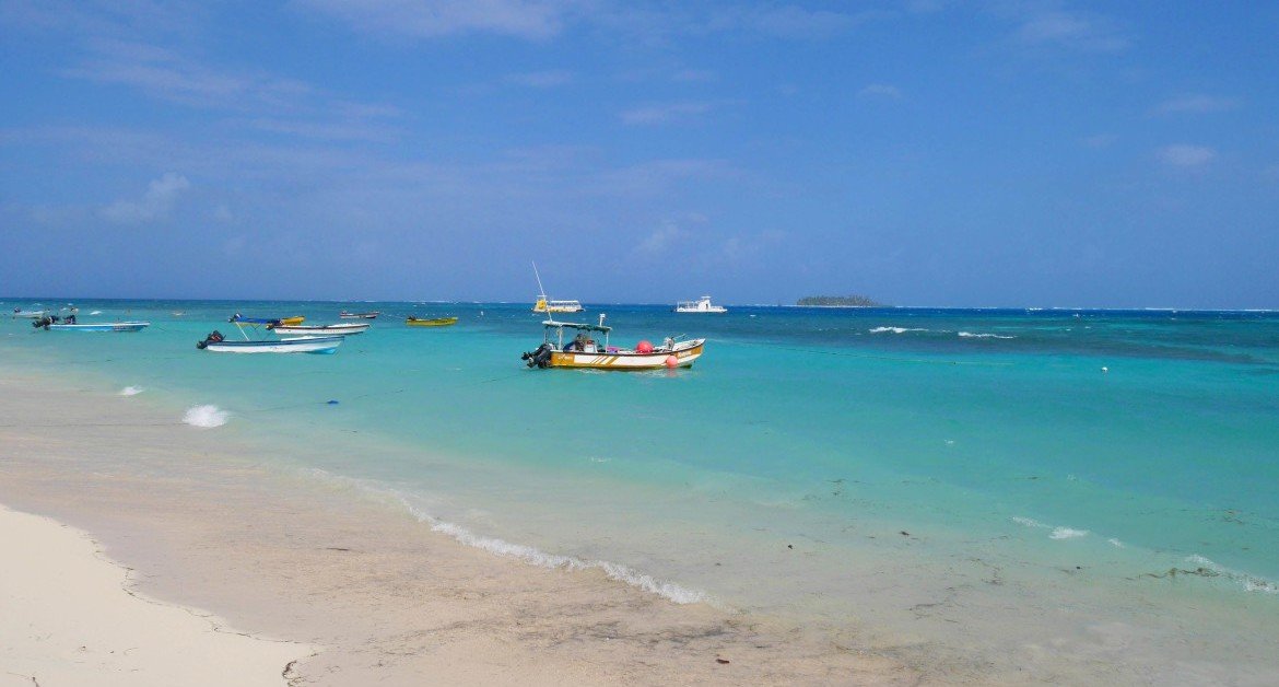 praia-centro-San-Andres Praia da capital de San Andres com mar azul e barcos