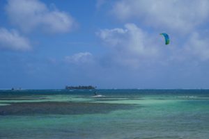 A ilha de Johnny Cay está ali na frente mas com vento não dá para chegar