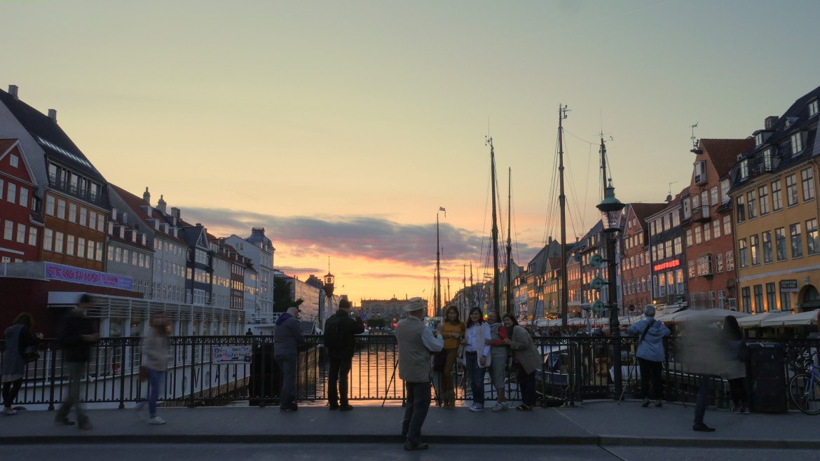 Copenhague no por do sol Vista do harbour de Copenhague no por do sol com os barcos