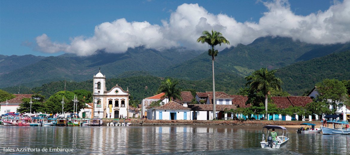 Paraty, com barcos e igreja, no Rio de Janeiro, Brasil