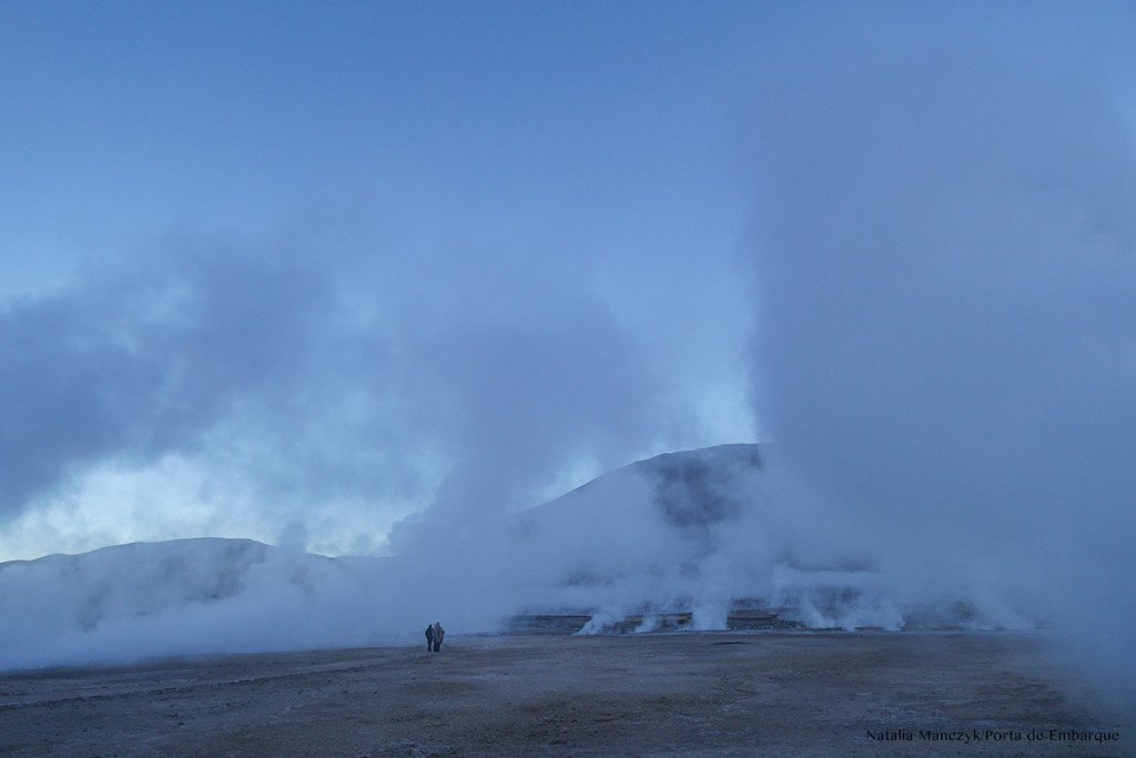 geiseres de tatio no amanhecer com muita fumaça no Atacama. Chile