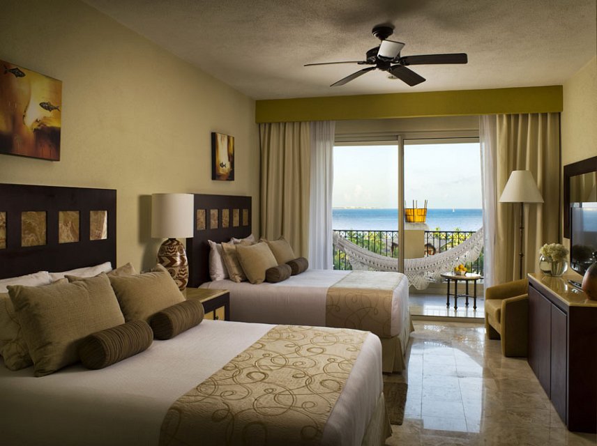 guest-room-bedroom-balcon-view-suites-villa-del-palmar-2-w1144h640