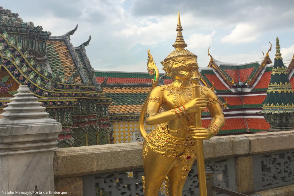 Escultura dourada no Grand Palace, em Bangkok, Tailandia