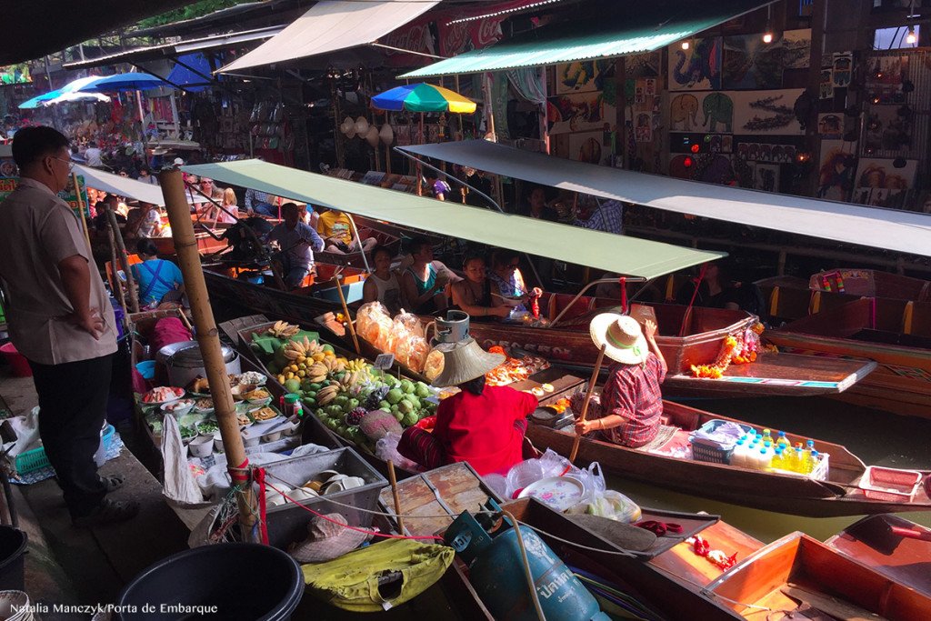 vendedores de comida em barcos no Mercado flutuante, perto de bangkok