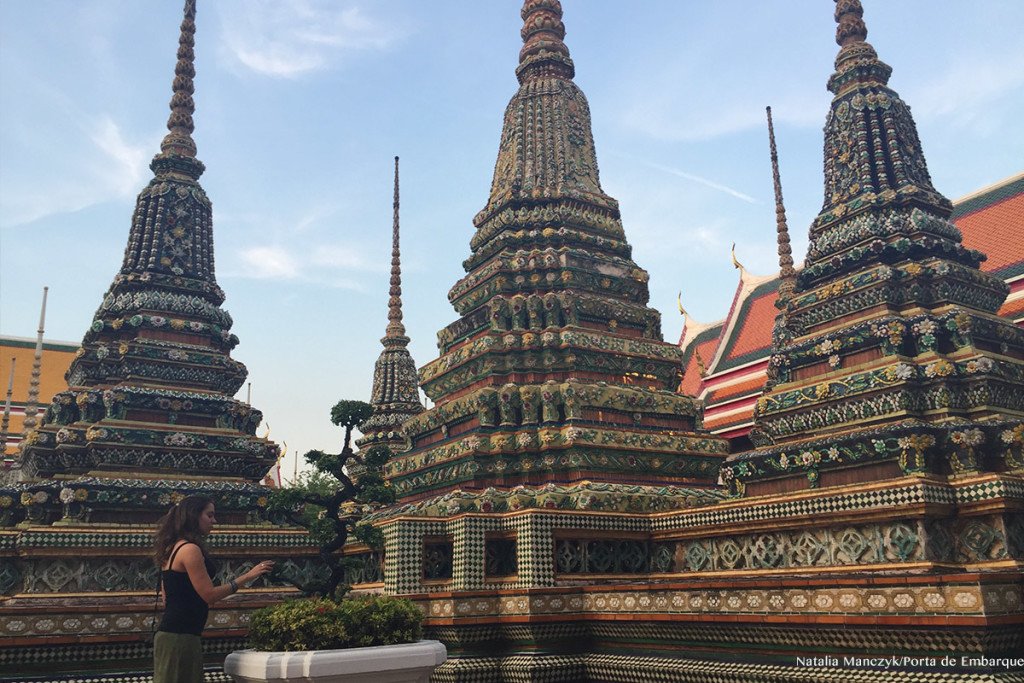 Wat Pho, templo do Buda Deitado, em Bangkok, moça ao ar livre
