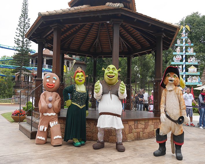 Os personagens do Shreck ficam pelo parque pra encontrar as crianças