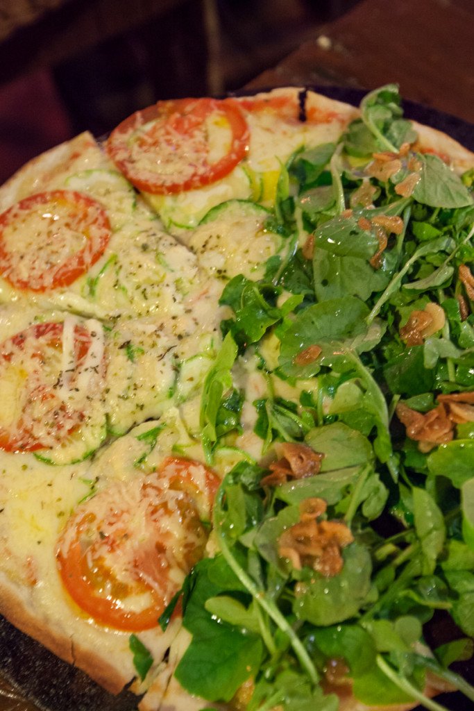 Pizza de abobrinha e agrião: outra boa do restaurante da pousada Vizinho das Estrelas