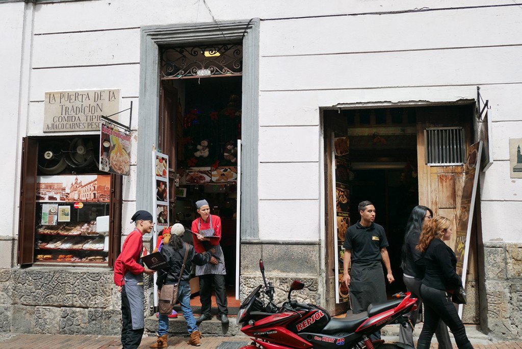 A Calle 11, onde está o La Puerta Falsa, em Bogota