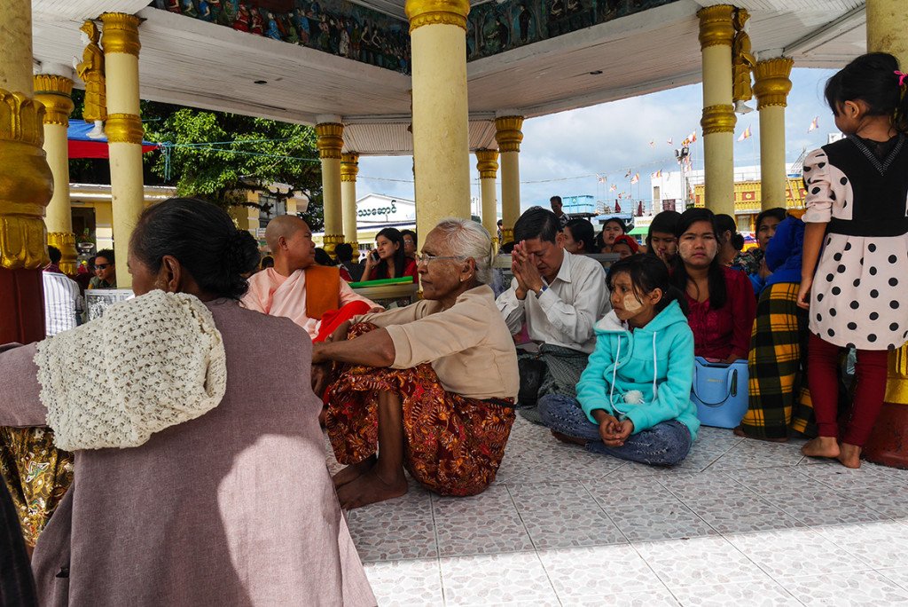 O povo de Myanmar é super religioso, e na pedra dourada não é diferente