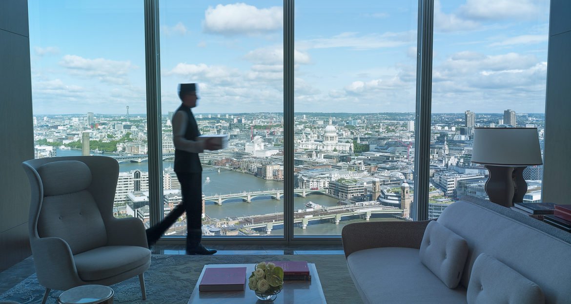 Sky Lobby, St Paul’s view, with bellman – Shangri-La Hotel, At The Shard, London Shangri-La-Hotel, em Londres