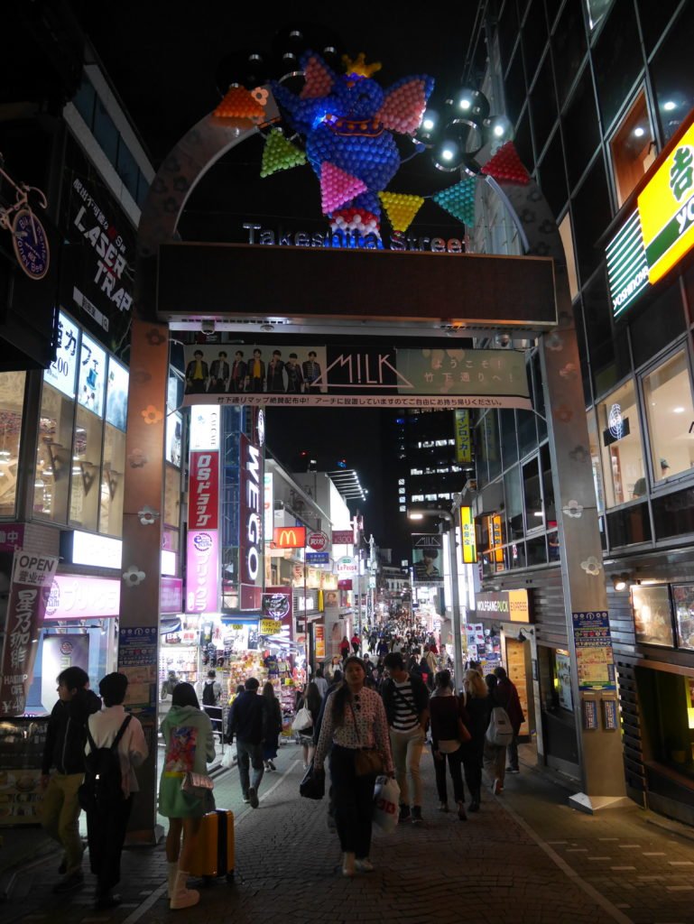 A rua da Daiso, loja de 100 ienes em Harajuku