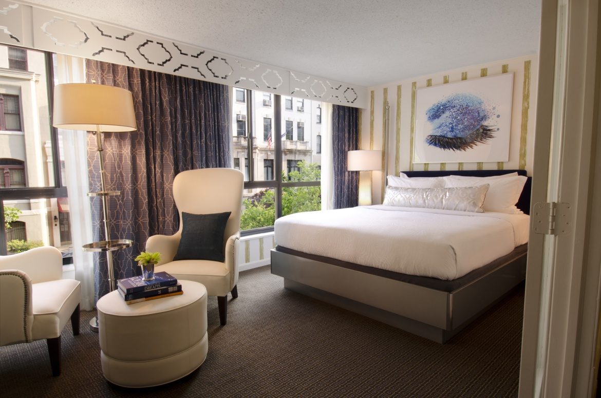 Kimpton Topaz Serenity Suite (Photo Credit – Paul Gelsobello).jpg Quarto Serenity do Kimpton Topaz, hotel em Washington DC