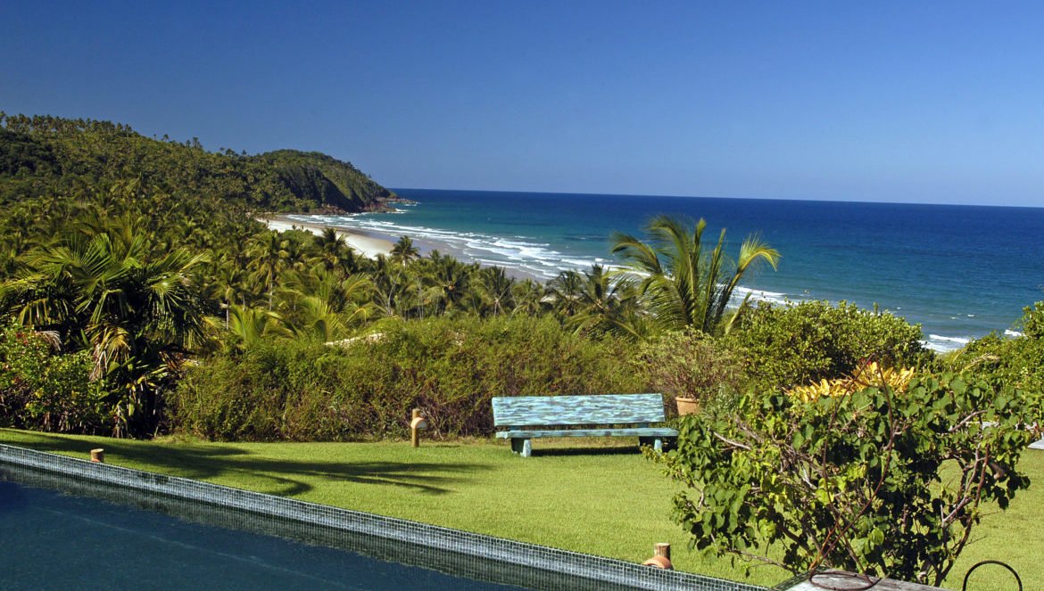 Piscina e praia de tacarezinho no Txai Itacare