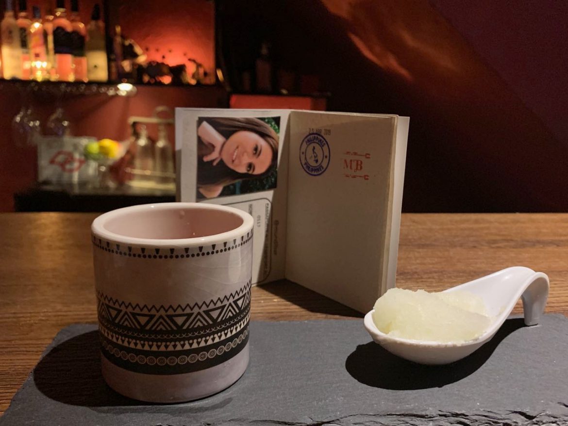 Mundi bar: novo bar em SP serve drinques do mundo e até carimba “passaporte” Mundi bar: novo bar em SP serve drinques do mundo e até carimba "passaporte"