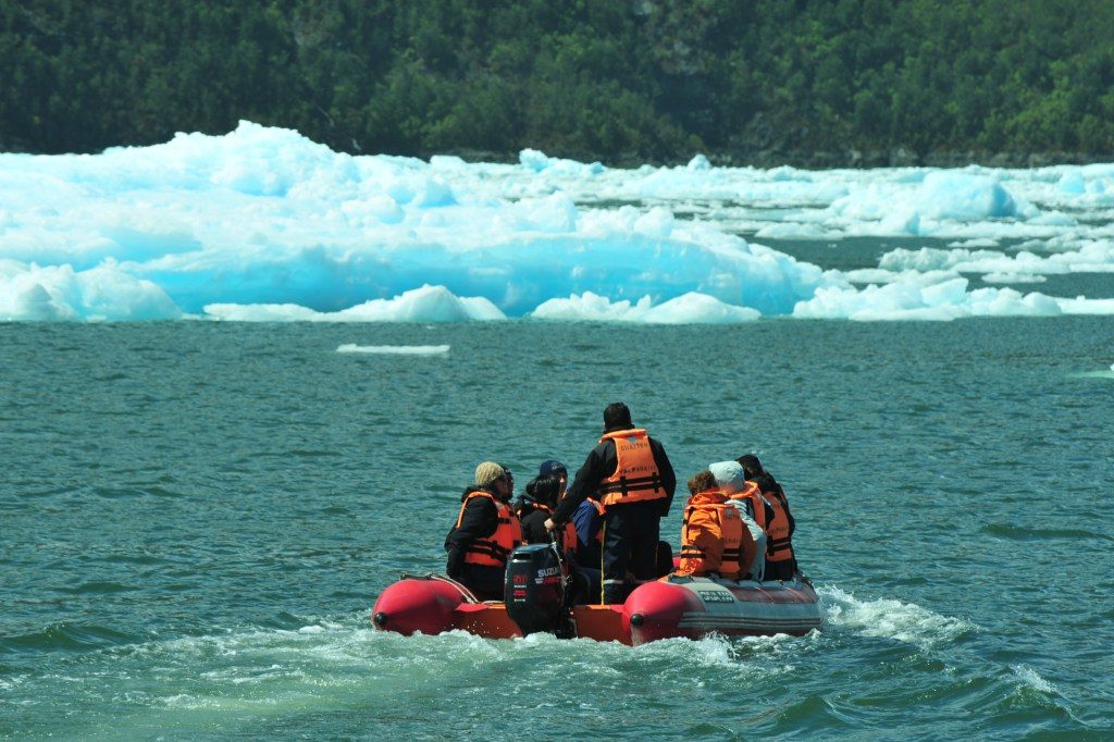 Bote em frente a geleira San Rafael, Patagonia Norte, Aysén