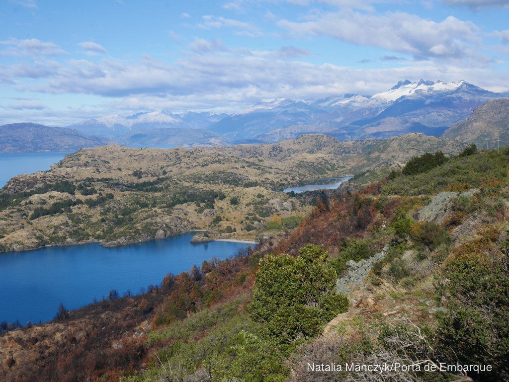 Lago e montanhas na Carretera Austral, Patagonia North,e Aysen