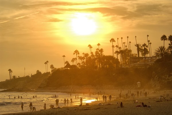 por do sol na praia de Laguna Beach no caminho de San Diego a Los Angeles