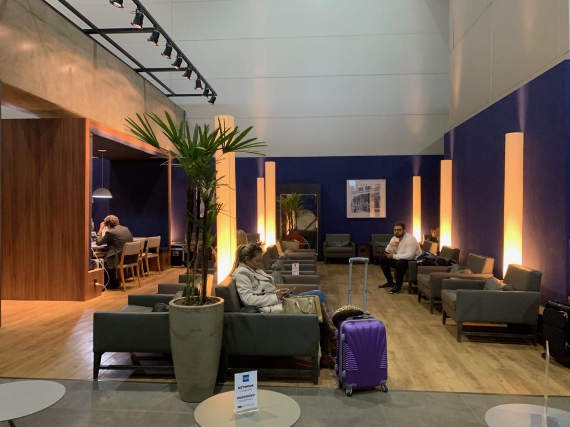 Como é a sala VIP da American Express no aeroporto de Guarulhos Porta