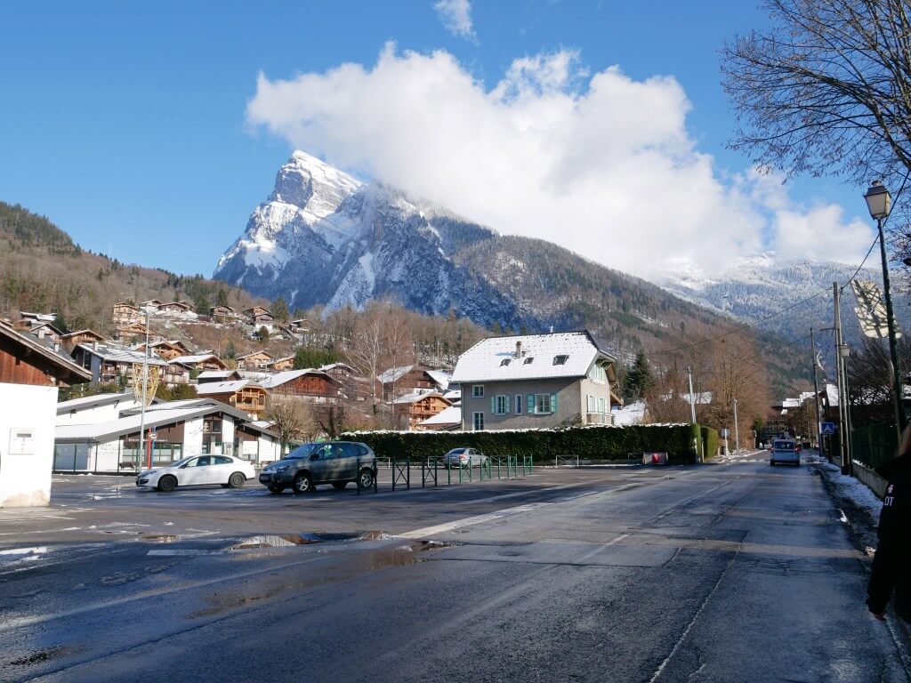 O centro da cidade de Samoens, estação de esqui