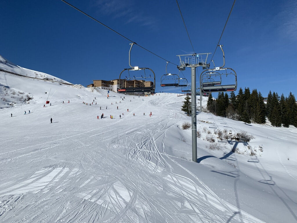 grand massif, teleférico e a a pista para esquiar na estação francesa de Samoëns