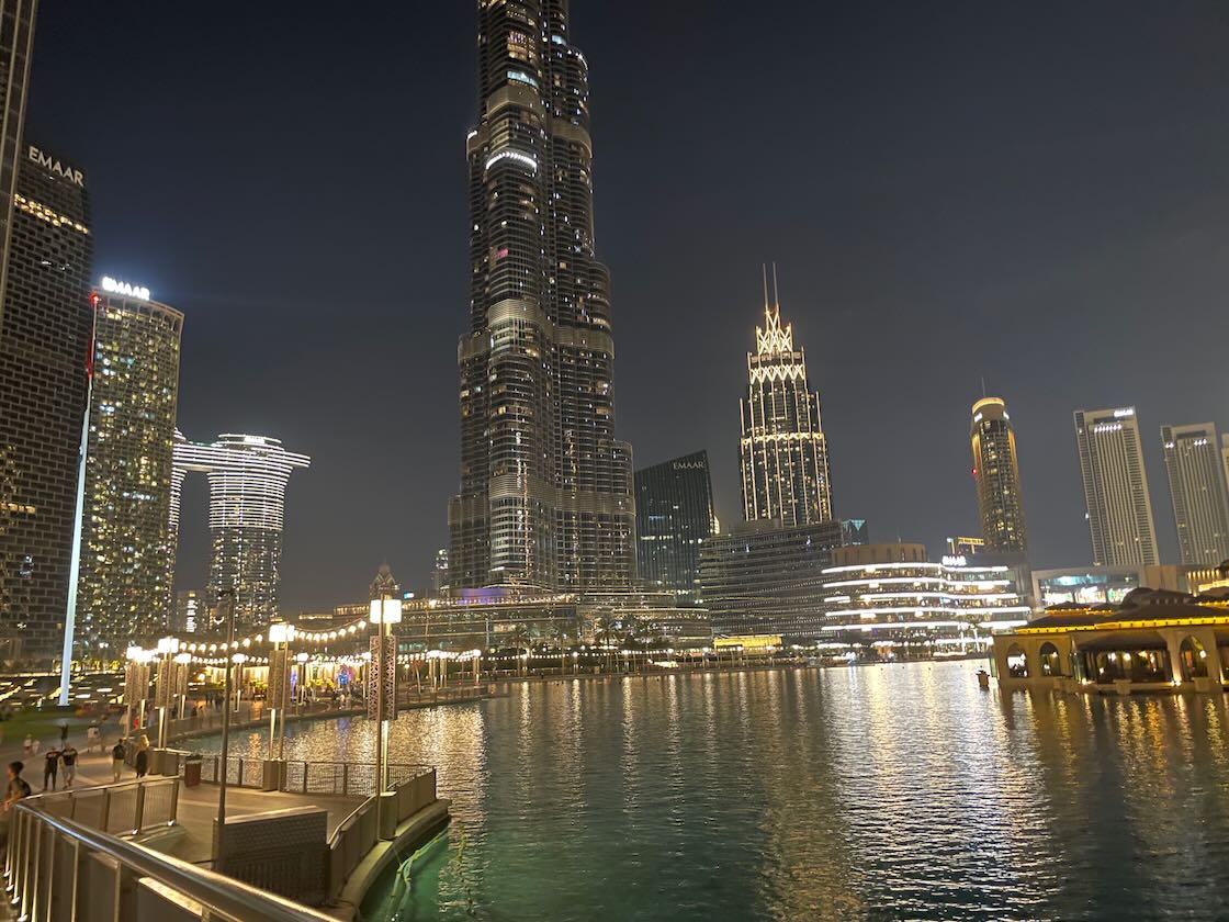 DUBAI  FONTES DO BURJ KHALIFA - QUAL MELHOR LUGAR E HORÁRIO PARA ASSISTIR  AO SHOW DAS FONTES GRÁTIS 