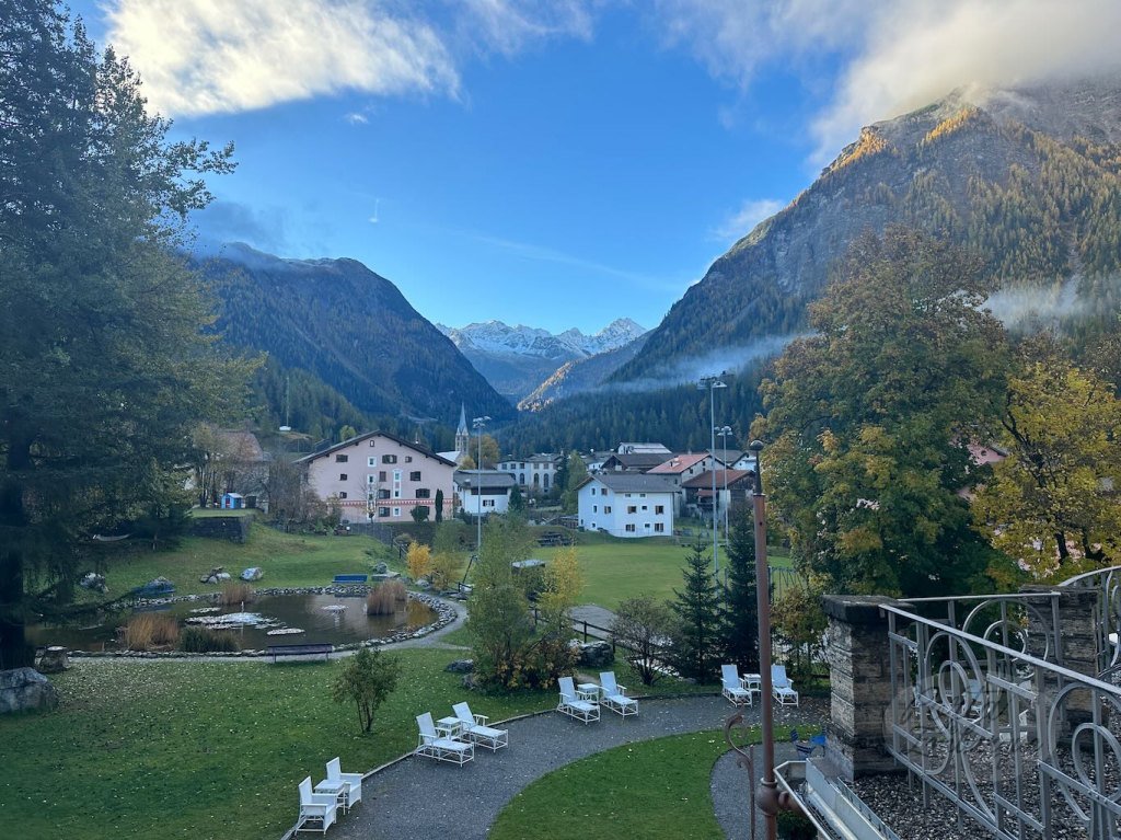 Hotel em Bergun e a sacada com vista para as montanhas nevadas da Suíça