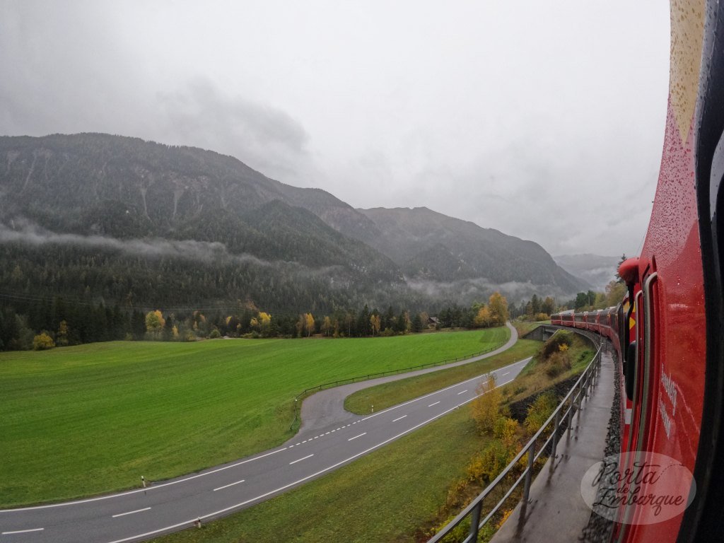 Trem comum da rota panorâmica na Suíça