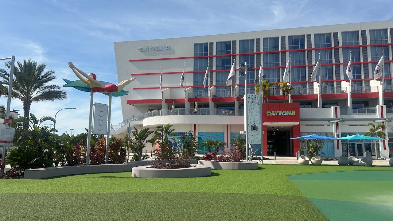 One Daytona escultura